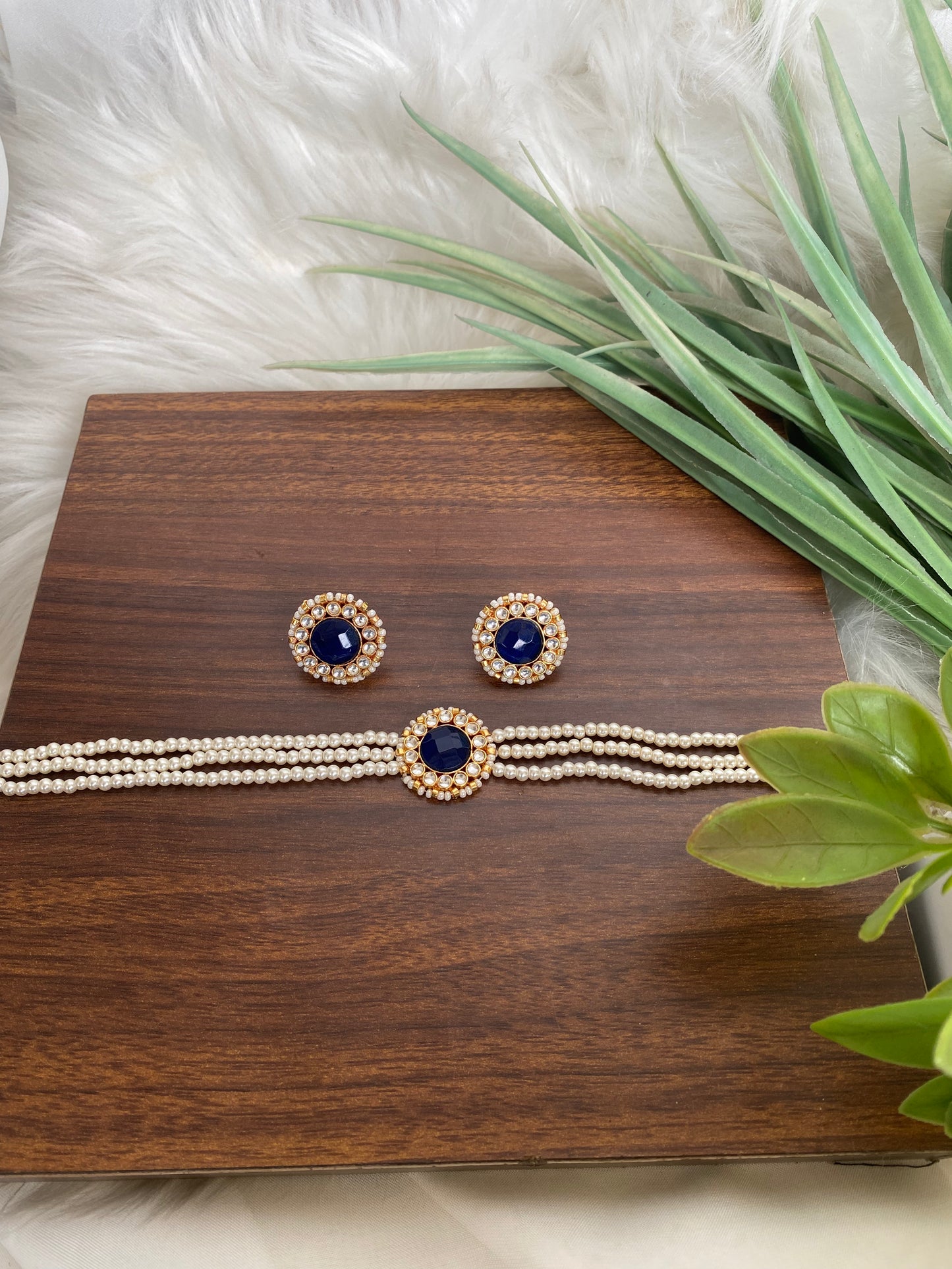 Pearl Choker With Green Centre Stone